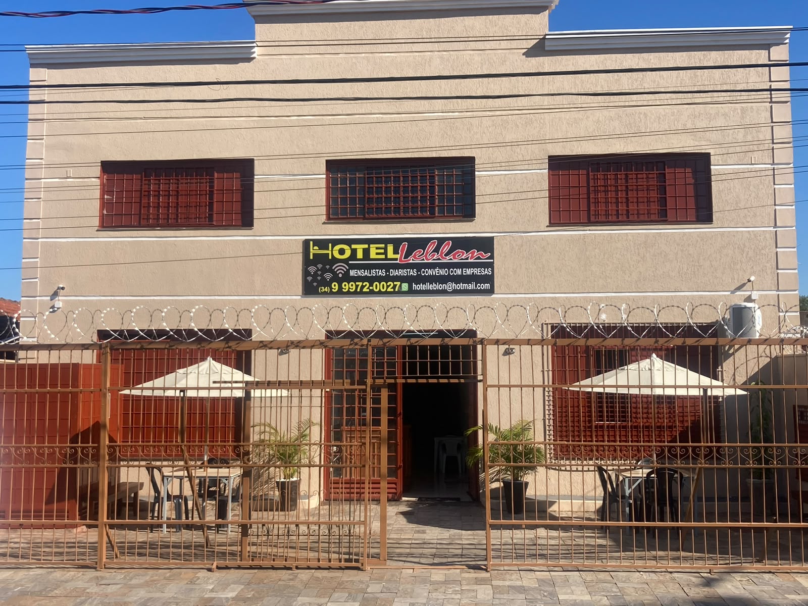 Fachada do Hotel Leblon em Uberaba, com a placa do hotel sobre a entrada